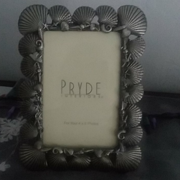 Picture frame silver metallic shells on border - Picture 1 of 4